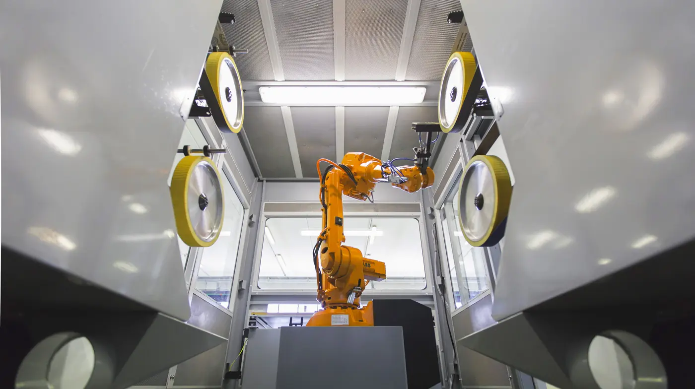 Automated robotic finishing cell at EFESTO